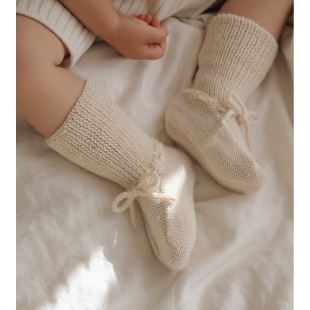 MAIN SAUVAGE - CHAUSSONS BÉBÉ TRICOTÉS | ÉCRU