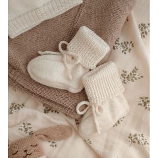 MAIN SAUVAGE - CHAUSSONS BÉBÉ TRICOTÉS | ÉCRU