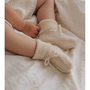 MAIN SAUVAGE - CHAUSSONS BÉBÉ TRICOTÉS | ÉCRU