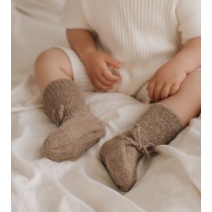 MAIN SAUVAGE - CHAUSSONS BÉBÉ TRICOTÉS | AVOINE