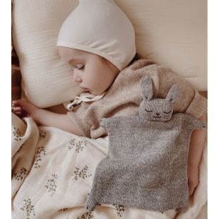 MAIN SAUVAGE - DOUDOU PLAT TRICOTÉ | LAPIN GRIS