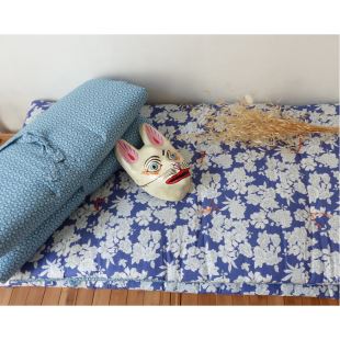 SCALAË - MATELAS/SOFA HIPPIE BLEU GROSSES FLEURS BLANCHES AVEC SON SAC DE RANGEMENT -REF 7