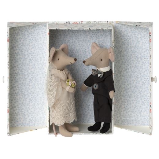 Couple de souris mariage et leur boîte
